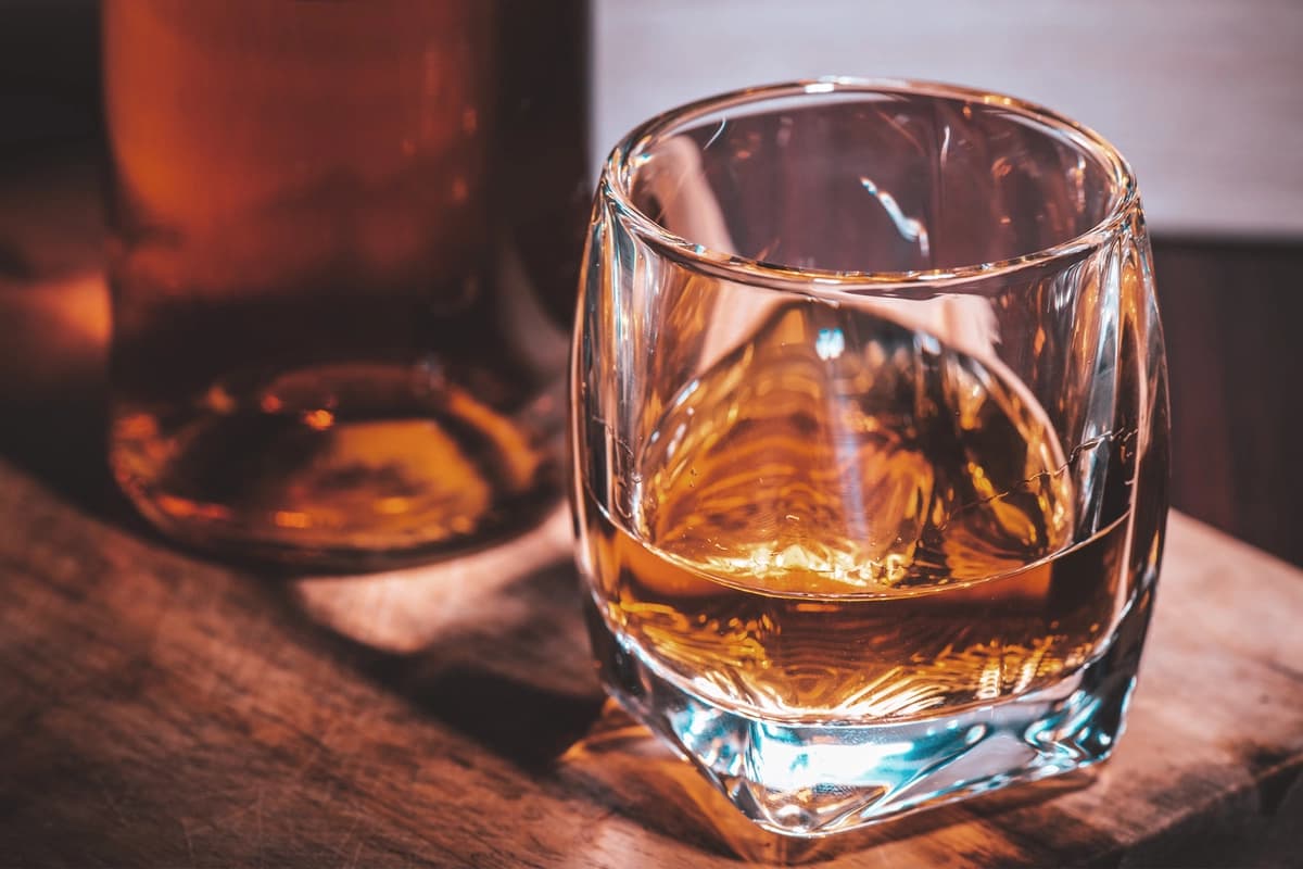 Un estudio revela que las personas que consumen alcohol tienen más bacterias dañinas en la boca. (KingRobert/Shutterstock).