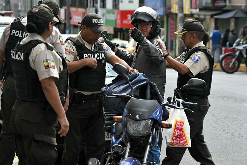 Agentes de policía registran a un motociclista durante una operación policial en el barrio de Martha Bucaram, al sur de Quito, el 4 de agosto de 2026. El gobierno ecuatoriano desplegó el 3 de agosto de 2026 a 4000 agentes de policía y militares en Quito para reforzar la seguridad en la capital, tras el hallazgo de un cadáver decapitado y las denuncias de personas desaparecidas en las últimas semanas. (Rodrigo BUENDIA / AFP vía Getty Images)