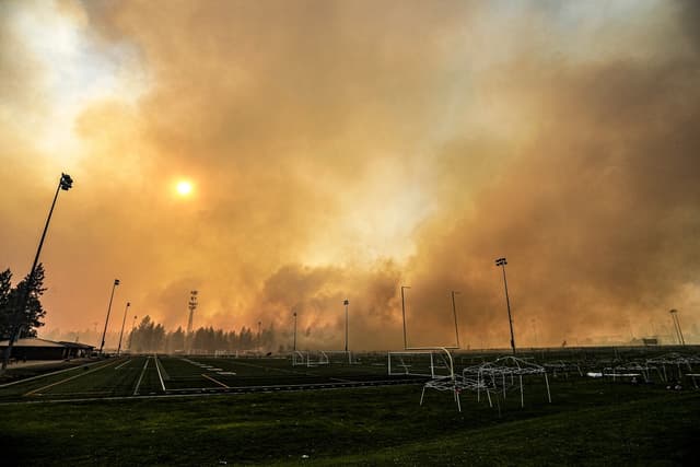 El incendio "Old Trails" se observa desde el Complejo Deportivo Dwight Merkel, en Spokane, Washington, el 1 de agosto de 2026. (Young Kwak/AP Photo)