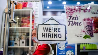 Caen ofertas de empleo en EE. UU. por debajo de los 7.4 millones