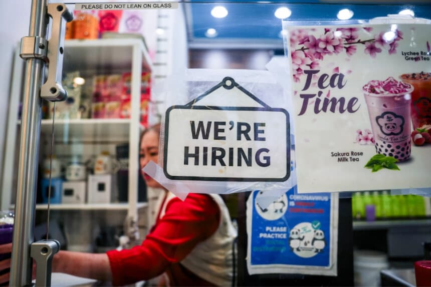 Un cartel de "Se busca personal" en el centro comercial Fashion Centre at Pentagon City en Arlington, Virginia, el 3 de enero de 2024. (Madalina Vasiliu/The Epoch Times).