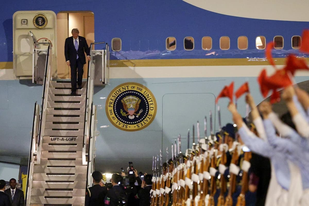 El presidente de EE. UU., Donald Trump, es recibido por jóvenes chinos, una guardia de honor militar y una banda militar al bajar del Air Force One en el Aeropuerto Internacional de la Capital de Beijing, en China, el 13 de mayo de 2026. (Alex Wong/Getty Images)