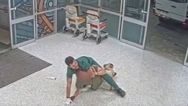 Enfermero derriba a paciente violento con llave de jiu-jitsu
