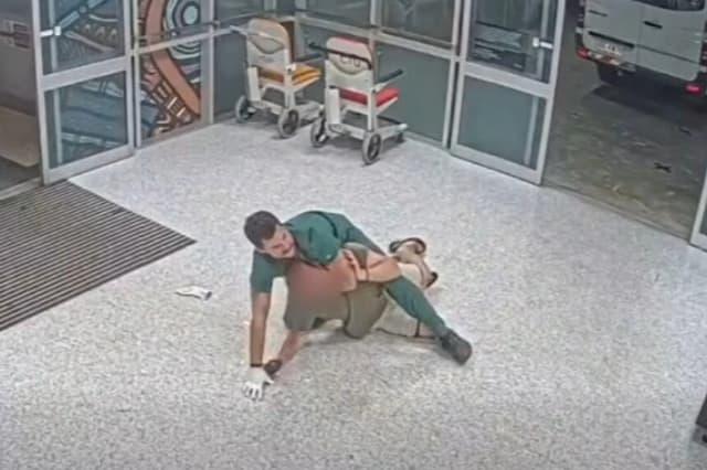 Una imagen fija del video muestra al enfermero Dan Nelson conteniendo a un paciente violento. (Cortesía de Dan Nelson).