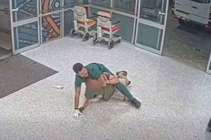 Una imagen fija del video muestra al enfermero Dan Nelson conteniendo a un paciente violento. (Cortesía de Dan Nelson).
