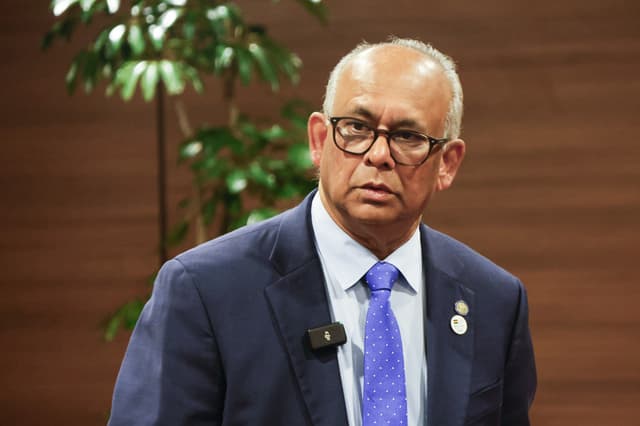 El secretario general de la Organización de Estados Americanos (OEA), Albert Ramdin, asiste a una rueda de prensa en Santa Cruz, Bolivia. (EFE/ Juan Carlos Torrejón)
