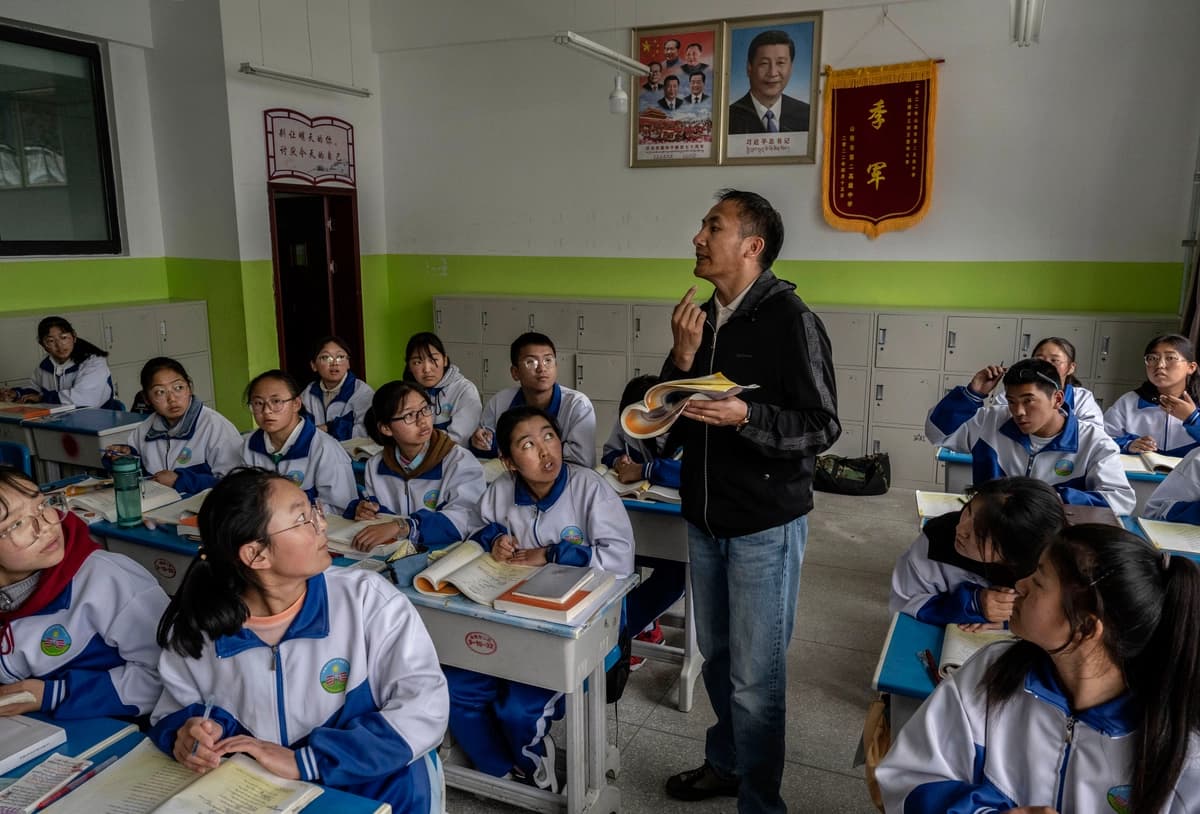 Un maestro tibetano imparte clase en la Segunda Escuela Secundaria Superior, durante una visita organizada por el Estado en Shannan, Tíbet, China, el 18 de junio de 2023. (Kevin Frayer/Getty Images)