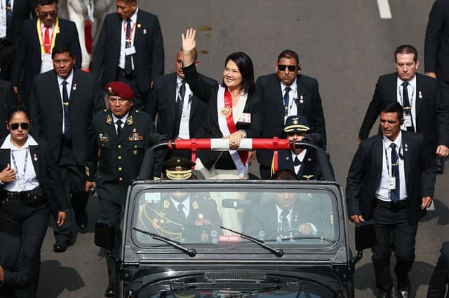 La presidenta de Perú, Keiko Fujimori, saluda a sus seguidores durante un desfile militar para celebrar las Fiestas Nacionales de Perú, en Lima, el 29 de julio de 2026. (Connie FRANCE / AFP vía Getty Images)