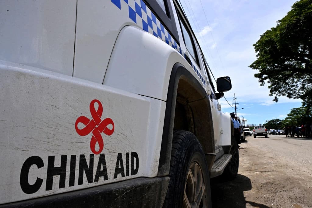Un auto de patrulla policial provisto con ayuda del Partido Comunista Chino en Honiara, capital de las Islas Salomón, el 18 de abril de 2024. (Saeed Khan/AFP vía Getty Images)