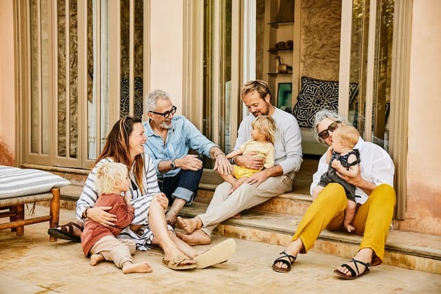 Los abuelos aportan sabiduría, estabilidad y apoyo, lo que puede ayudar a las familias y a los niños a prosperar. Thomas Barwick/Getty Images