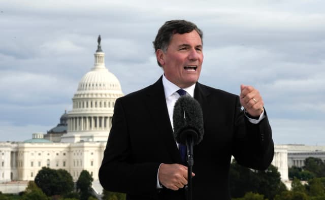 El ministro a cargo del comercio entre Canadá y EE. UU., Dominic LeBlanc, habla con los periodistas en la Embajada de Canadá en Washington el 7 de octubre de 2025. (The Canadian Press/Adrian Wyld)