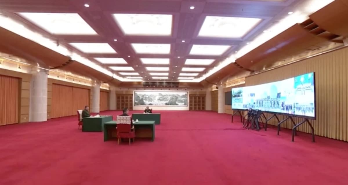 El líder chino Xi Jinping habló con unidades militares por videoconferencia y les deseó un feliz Año Nuevo Lunar en Beijing el 10 de febrero de 2026. (CCTV vía Reuters/Captura de pantalla vía The Epoch Times).