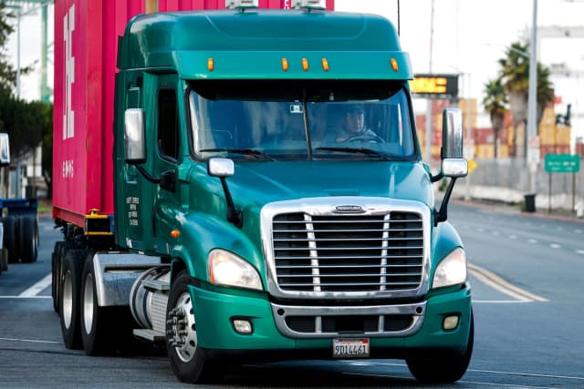 Un camión circula por el puerto de Oakland, en Oakland, California, el 14 de noviembre de 2025. California ha revocado 17,000 licencias de conducir comerciales emitidas indebidamente a conductores extranjeros, lo que representa aproximadamente el 2.5 % del total de licencias comerciales en el estado. (Justin Sullivan/Getty Images).