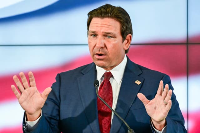 El gobernador de Florida, Ron DeSantis, habla durante una conferencia de prensa en Miami el 25 de septiembre de 2025. (GIORGIO VIERA/AFP vía Getty Images).