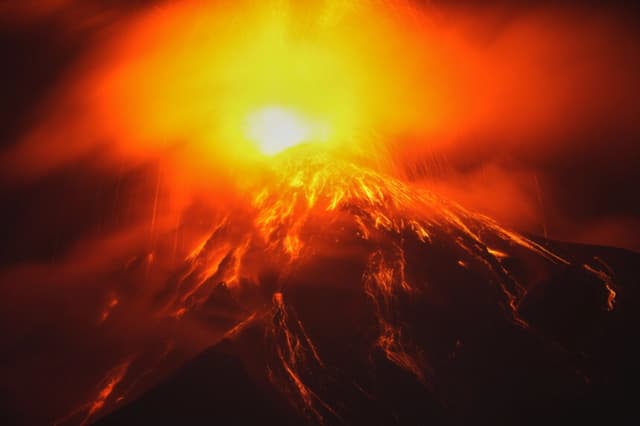 Flujo de lava saliendo del cráter del volcán Fuego, visto desde San Juan Alotenango, Guatemala, el 4 de agosto de 2026.. (Moisés Castillo/AP).