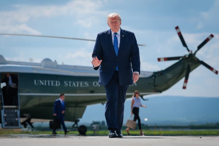 El presidente de Estados Unidos, Donald Trump, camina hacia el avión presidencial Air Force One que lo espera en el aeropuerto regional de Hagerstown, en Hagerstown, Maryland, el 31 de julio de 2026. (Anna Moneymaker/Getty Images).