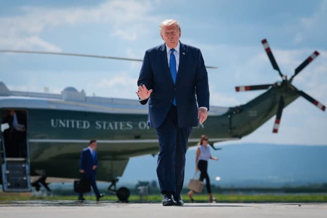 El presidente de Estados Unidos, Donald Trump, camina hacia el avión presidencial Air Force One que lo espera en el aeropuerto regional de Hagerstown, en Hagerstown, Maryland, el 31 de julio de 2026. (Anna Moneymaker/Getty Images).