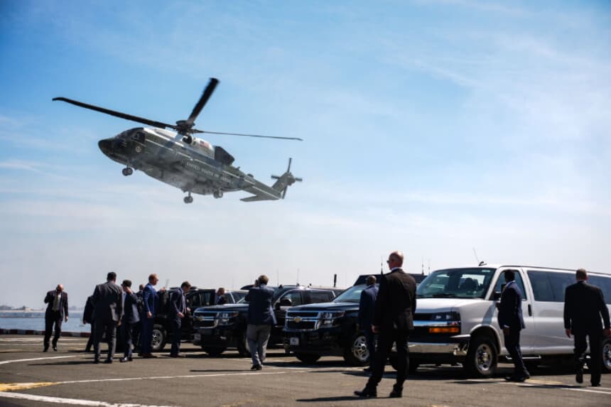 El helicóptero Marine One, con el presidente estadounidense Donald Trump a bordo, aterriza en la zona de aterrizaje de Wall Street en la ciudad de Nueva York el 17 de julio de 2026. (Andrew Harnik/Getty Images).