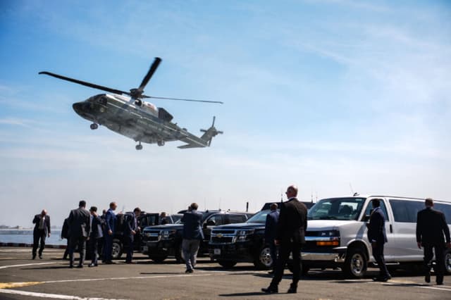 El helicóptero Marine One, con el presidente estadounidense Donald Trump a bordo, aterriza en la zona de aterrizaje de Wall Street en la ciudad de Nueva York el 17 de julio de 2026. (Andrew Harnik/Getty Images).