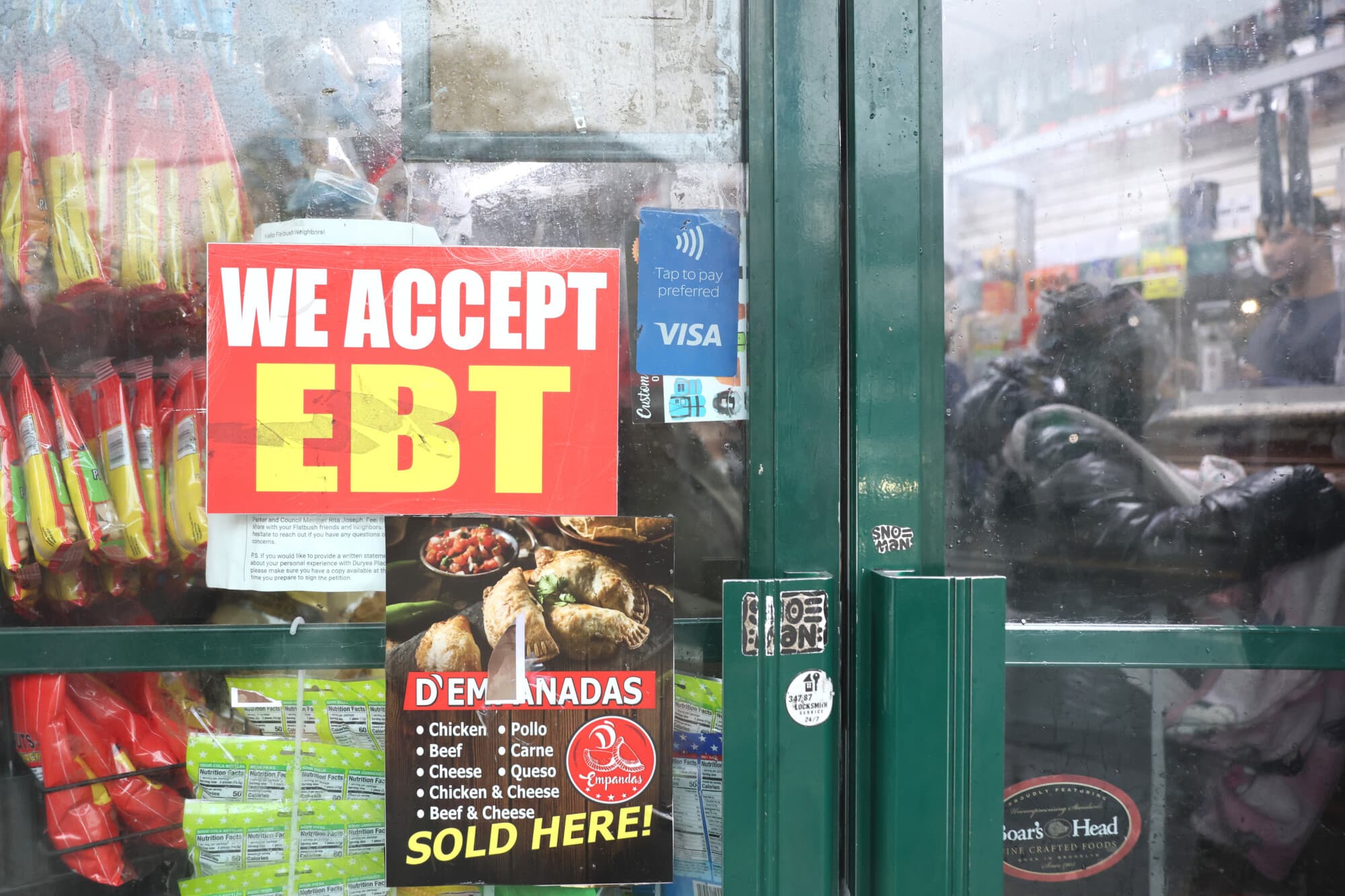 Escaparate de una tienda de comestibles en el barrio de Flatbush, en el distrito de Brooklyn, Nueva York, el 30 de octubre de 2025. (Michael M. Santiago/Getty Images).