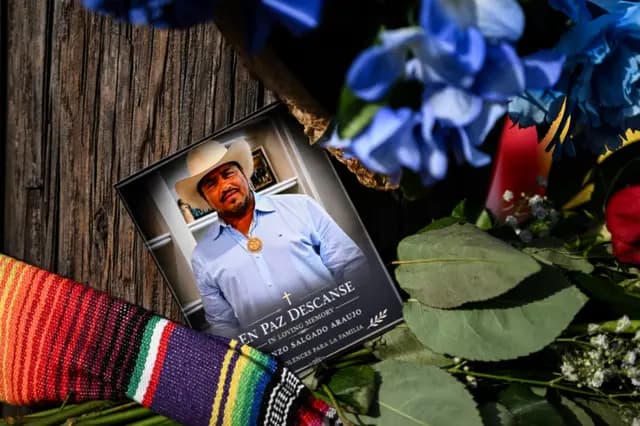 Un retrato de Lorenzo Salgado se observa en un memorial donde fue baleado por un agente de ICE, durante una protesta en Houston, Texas, el 8 de julio de 2026. (RONALDO SCHEMIDT / AFP via Getty Images)