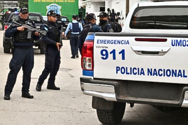 Oficiales de policía se ven en las afueras de Tegucigalpa, Honduras, el 6 de enero de 2025. (Orlando Sierra/AFP vía Getty Images)