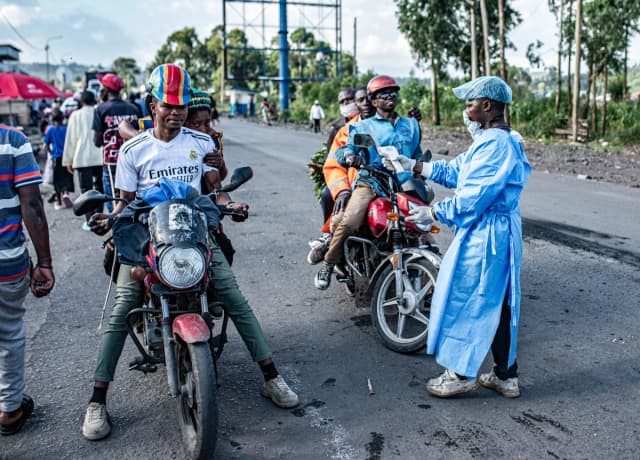 Personal sanitario realiza controles de temperatura y revisiones médicas a viajeros en un puesto de control en Goma, Congo, el 24 de mayo de 2026. (Daniel Buuma/Getty Images).