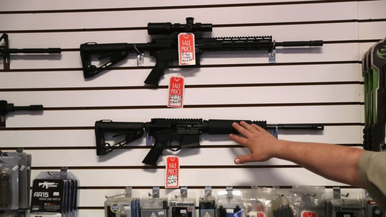 Acusan a 21 personas por red internacional de tráfico de armas hacia México