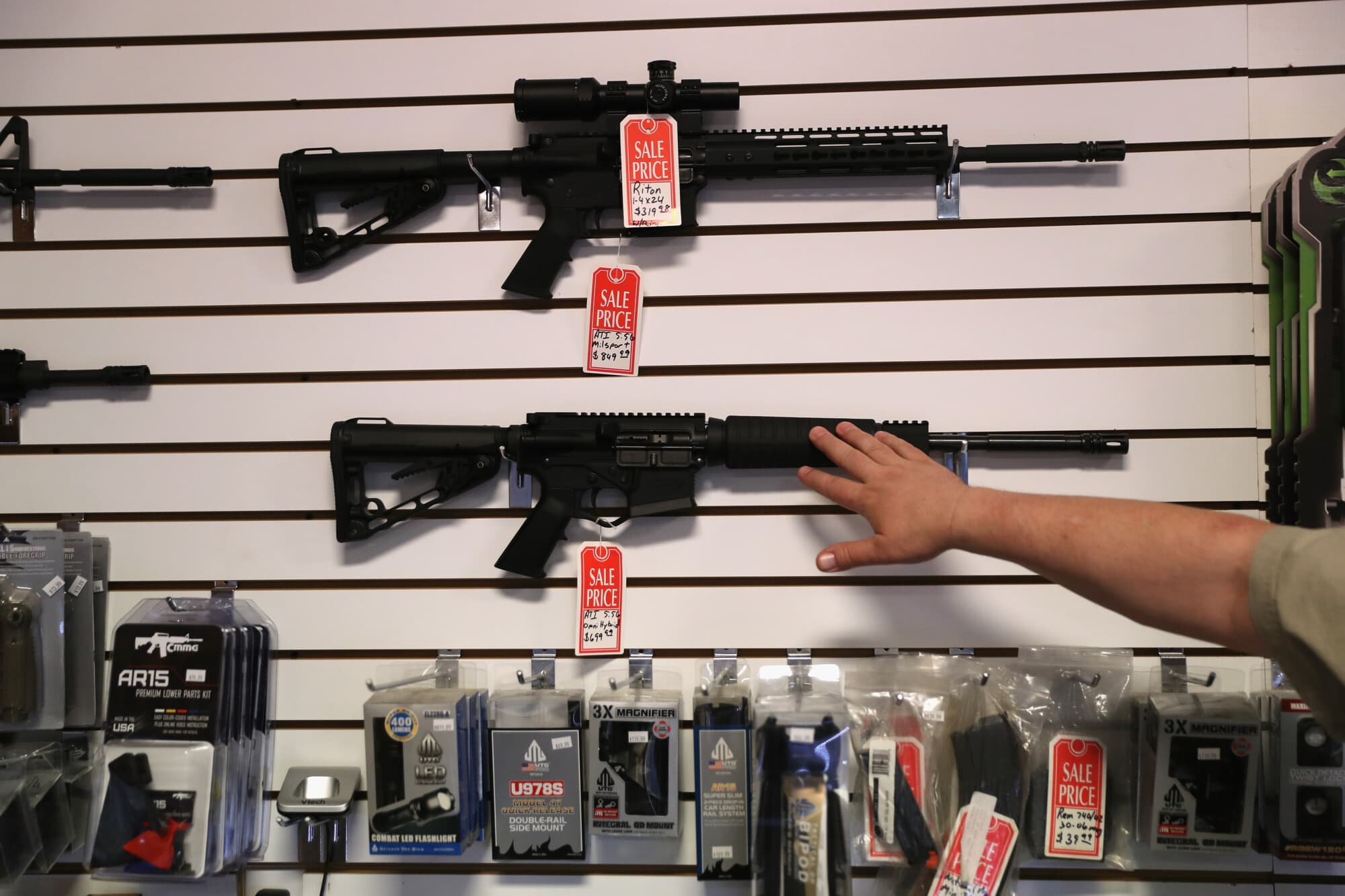 Acusan a 21 personas por red internacional de tráfico de armas hacia México