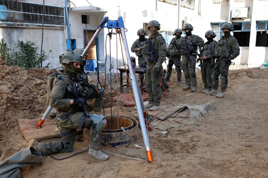 Soldados israelíes inspeccionan la entrada a un túnel terrorista de Hamás justo frente a un complejo de la Agencia de las Naciones Unidas para Refugiados Palestinos en el Cercano Oriente (UNRWA) en la ciudad de Gaza el 8 de febrero de 2024. (Jack Guez/AFP vía Getty Images).