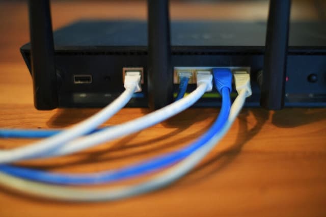 Fotografía de archivo de cables ethernet que salen de la parte trasera de un router en Washington el 21 de marzo de 2019. (Mandel Ngan/AFP/Getty Images).