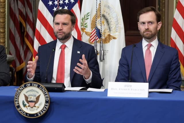 El vicepresidente JD Vance (izquierda) toma la palabra mientras el presidente de la Comisión Federal de Comercio, Andrew Ferguson (derecha), escucha durante una mesa redonda del Congreso sobre iniciativas contra el fraude, celebrada en la Sala de Tratados Indígenas del Edificio Ejecutivo Eisenhower, en Washington, el 5 de agosto de 2026. (Alex Wong/Getty Images).