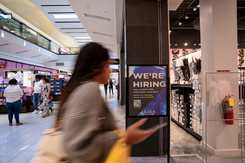 Un letrero de contratación en un centro comercial de Marietta, Georgia, el 22 de febrero de 2024. (Madalina Vasiliu/The Epoch Times).