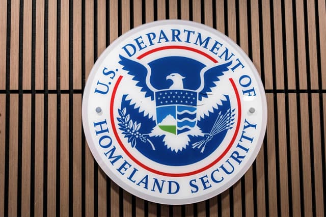 El escudo del DHS en la sede del FBI en Washington, el 4 de agosto de 2026. (Madalina Kilroy/The Epoch Times).
