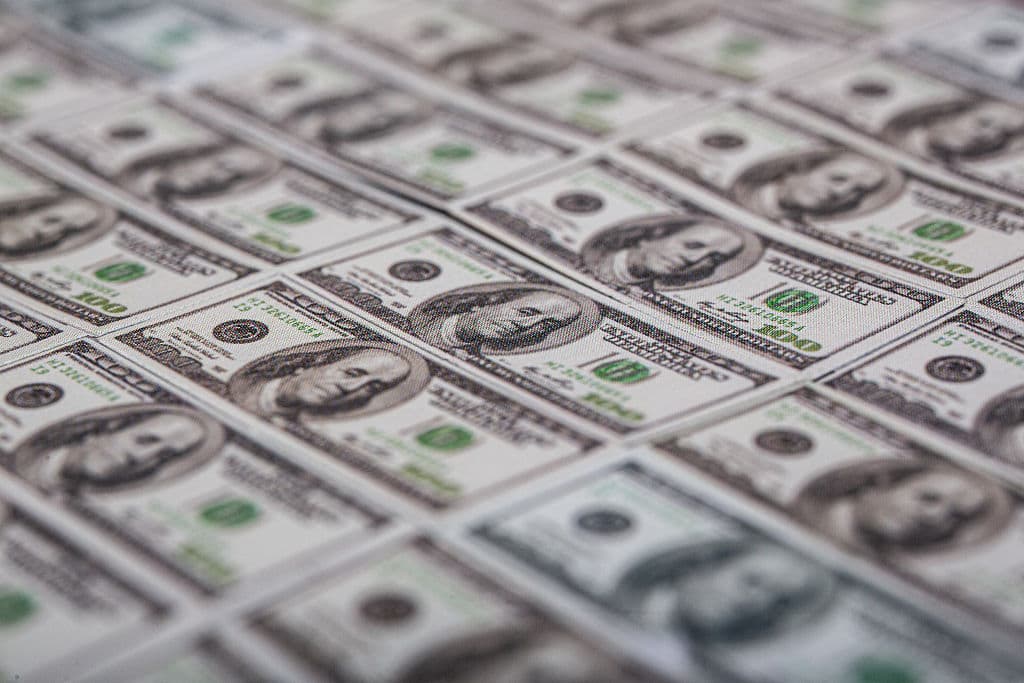 Billetes de 100 dólares estadounidenses extendidos sobre una mesa. (Foto de Romain Costaseca/Hans Lucas/AFP vía Getty Images)