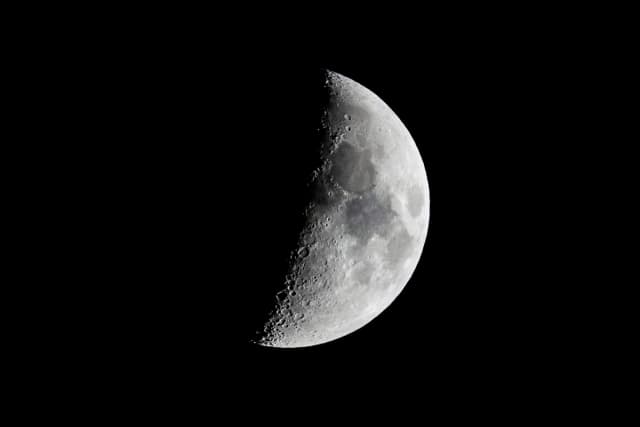 La Luna vista desde Los Ángeles, el 28 de octubre de 2025. (John Fredricks/The Epoch Times).