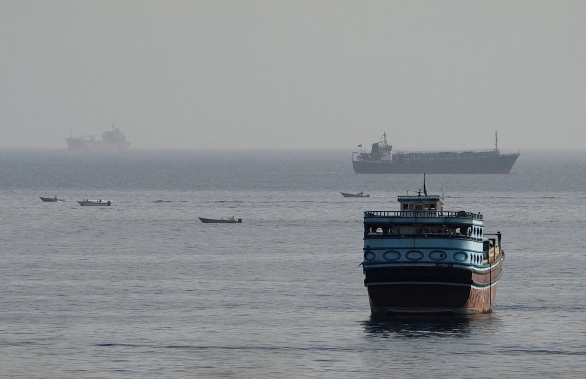 Embarcaciones en el estrecho de Ormuz vistas desde Musandam, Omán, el 3 de agosto de 2026. (STR/Reuters)