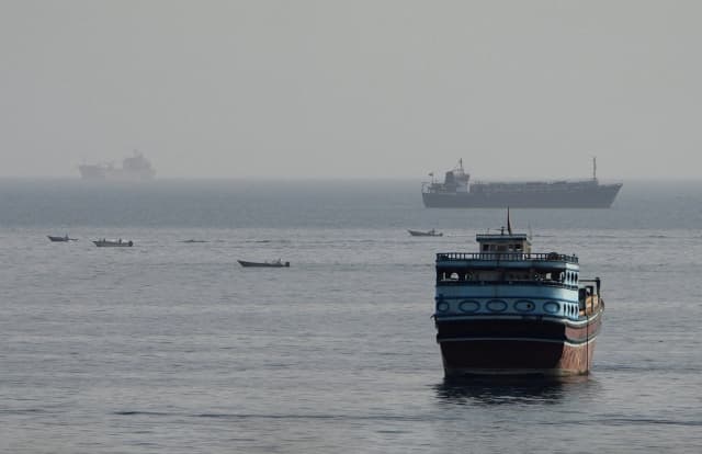 Embarcaciones en el estrecho de Ormuz vistas desde Musandam, Omán, el 3 de agosto de 2026. (STR/Reuters)