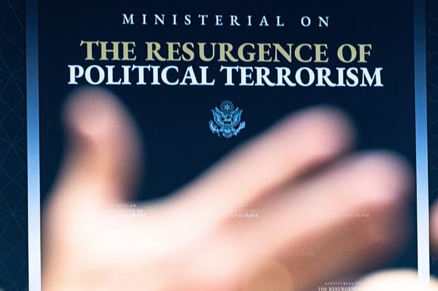 Personas entran al recinto antes de que el secretario de Estado de EE. UU., Marco Rubio, pronuncie el discurso de apertura durante la Reunión Ministerial sobre el Resurgimiento del Terrorismo Político, celebrada en el Departamento de Estado el 16 de julio de 2026 en Washington, DC. (Finn Gomez/Getty Images)