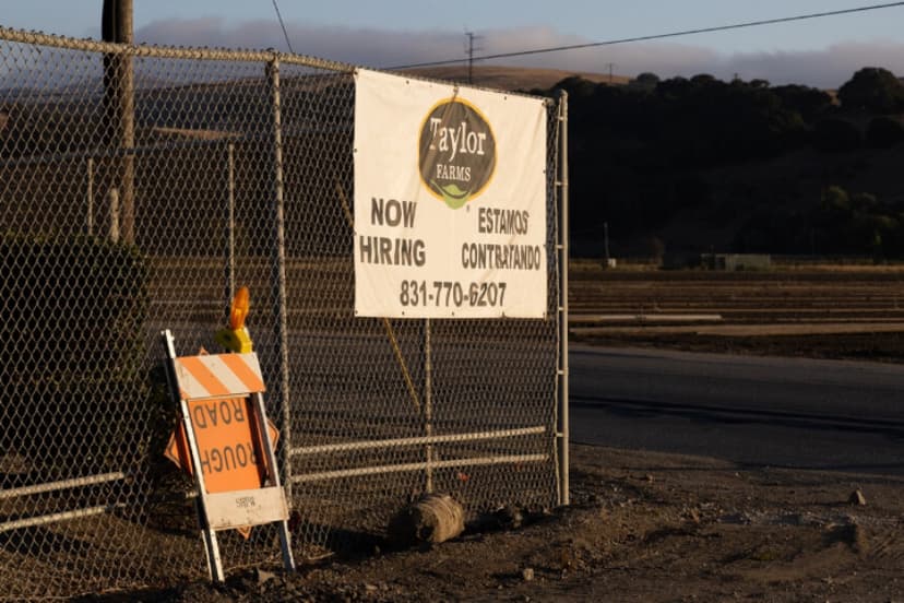 Un letrero de Taylor Farms se exhibe en una de sus instalaciones en San Juan Bautista, California, el 17 de julio de 2026. Taylor Farms, un proveedor global de productos frescos, está presuntamente relacionado con un reciente brote de ciclosporiasis. (Benjamin Fanjoy/Getty Images).