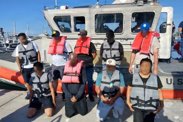 La Guardia Costera de Estados Unidos, en colaboración con la Armada y la Patrulla Fronteriza, interceptó embarcaciones de contrabando y arrestó a inmigrantes indocumentados. (Cortesía de la Guardia Costera de Estados Unidos).