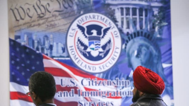 Agencia de inmigración de EE. UU. pide denunciar fraude y actividades antigubernamentales