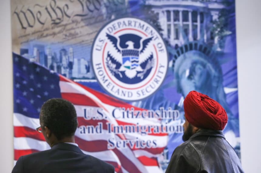 Padres esperan las entrevistas de sus hijos en la oficina distrital del Servicio de Ciudadanía e Inmigración de los Estados Unidos (USCIS) en la ciudad de Nueva York el 29 de enero de 2013. (John Moore/Getty Images).