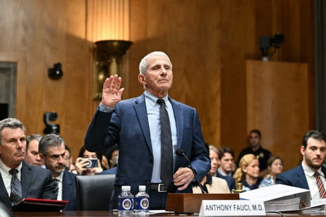 El Dr. Anthony Fauci jura su cargo durante una audiencia del Comité de Seguridad Nacional y Asuntos Gubernamentales del Senado en el Capitolio en Washington, D.C., el 29 de julio de 2026. (Alex Wroblewski/AFP vía Getty Images).