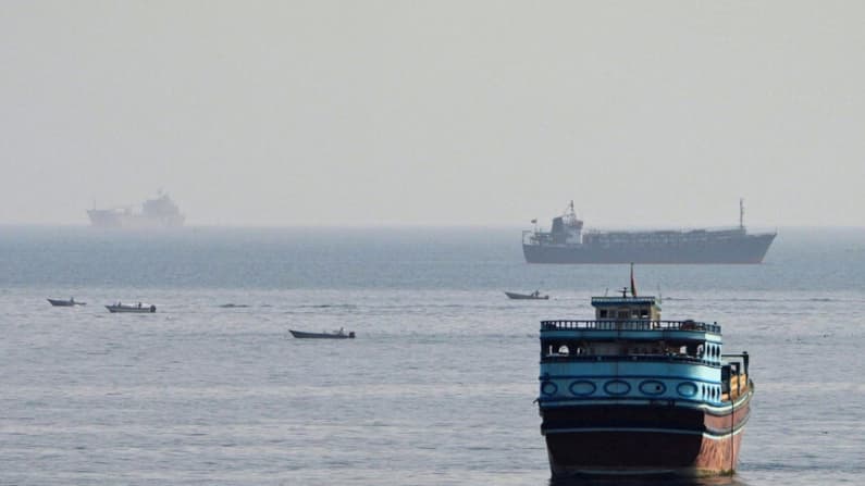 Irán y Omán se acercan a un acuerdo sobre nueva ruta marítima en Ormuz, pero seguirá cerrado