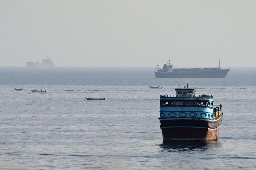 Embarcaciones en el estrecho de Ormuz, vistas desde Musandam, Omán, el 3 de agosto de 2026. (STR/Reuters).