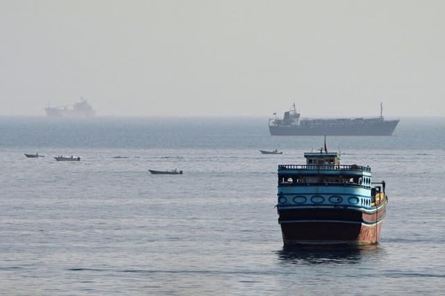 Embarcaciones en el estrecho de Ormuz, vistas desde Musandam, Omán, el 3 de agosto de 2026. (STR/Reuters).
