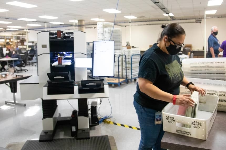 Un miembro del personal del Departamento Electoral del condado de Maricopa cuenta boletas electorales antes de las elecciones del martes en Phoenix, Arizona, el 31 de octubre de 2020. (Courtney Pedroza/Getty Images)