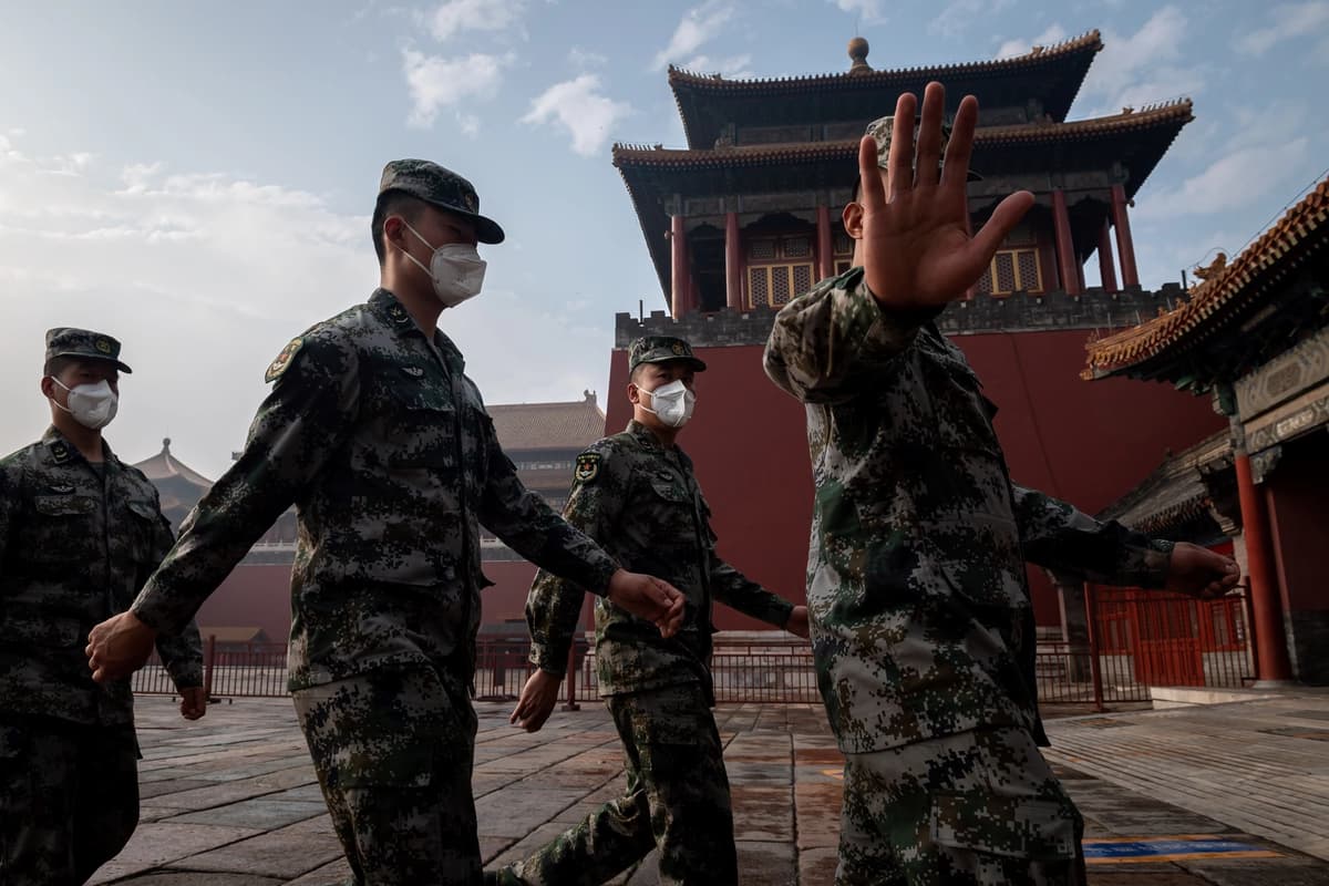 Soldados del Ejército Popular de Liberación de China marchan junto a la entrada de la Ciudad Prohibida durante la ceremonia de apertura de una reunión política en Beijing el 21 de mayo de 2020. (Nicolas Asfouri/AFP vía Getty Images).