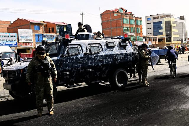 Policía militar desplegada en una zona de bloqueo en Cruce Ventilla, en El Alto (Bolivia), el 20 de junio de 2026. (AIZAR RALDES / AFP vía Getty Images)